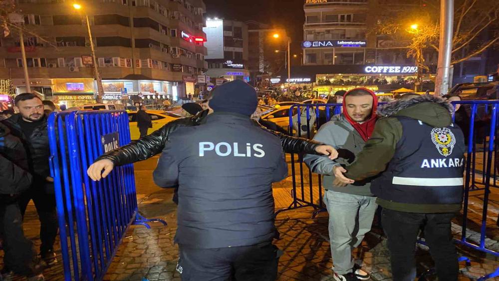 Ankara’da vatandaşlar yeni yıla Kuğulu Park’ta girdi
