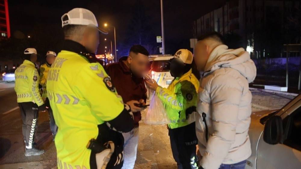 Alkollü sürücü ile yer değiştirdi, fark edip asıl sürücüye ceza kesen polise “İtiraz etmiyoruz ayıp” dedi
