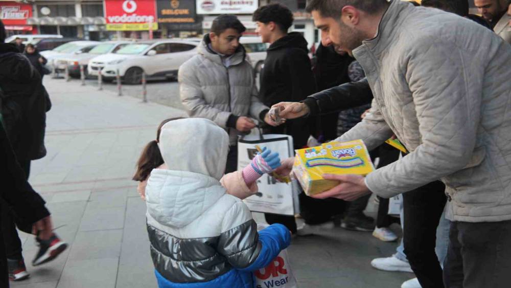 Sabah erkenden sokağa çıkan çocuklar 