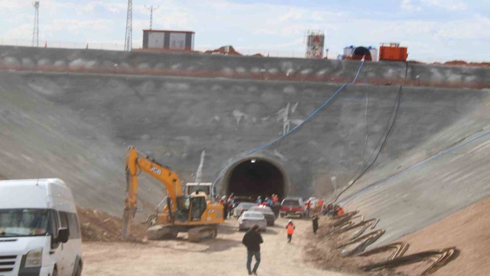 Hızlı tren şantiyesinde kaya düşmesi: 1 ölü, 1 yaralı
