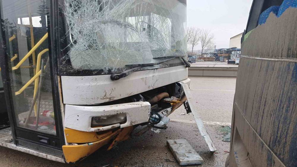 Ankara’da 4 araçlı zincirleme kazada yaralı sayısı 33’e yükseldi
