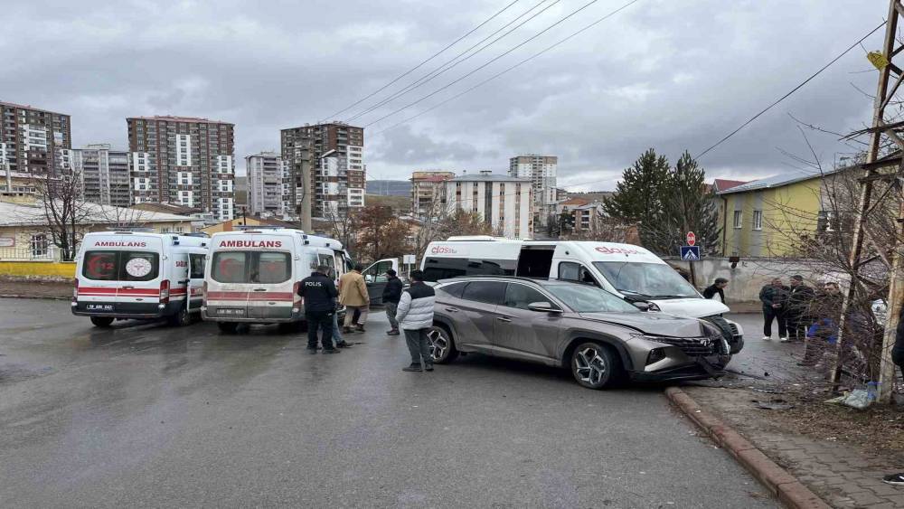 İçerisinde bulunduğu servis kaza yaptı, o 