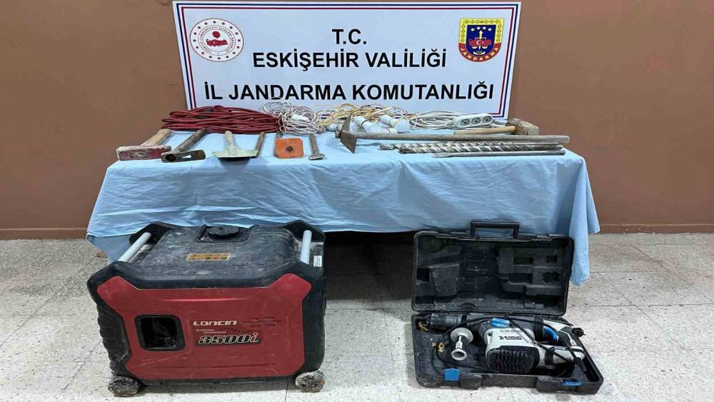 Sit alanında kaçak kazı yapan şahıs jandarma ekiplerince yakalandı
