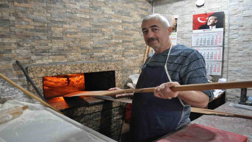 Kışın herkes üşürken onlar 400 derece fırının karşısında ısınıyor
