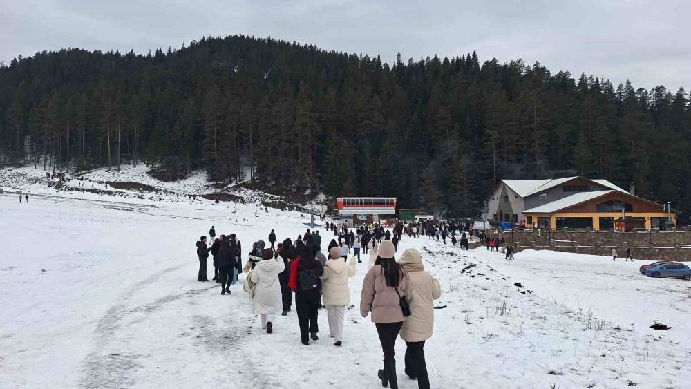 Üniversite öğrenileri Ilgaz Dağı’nda karın tadını çıkardı
