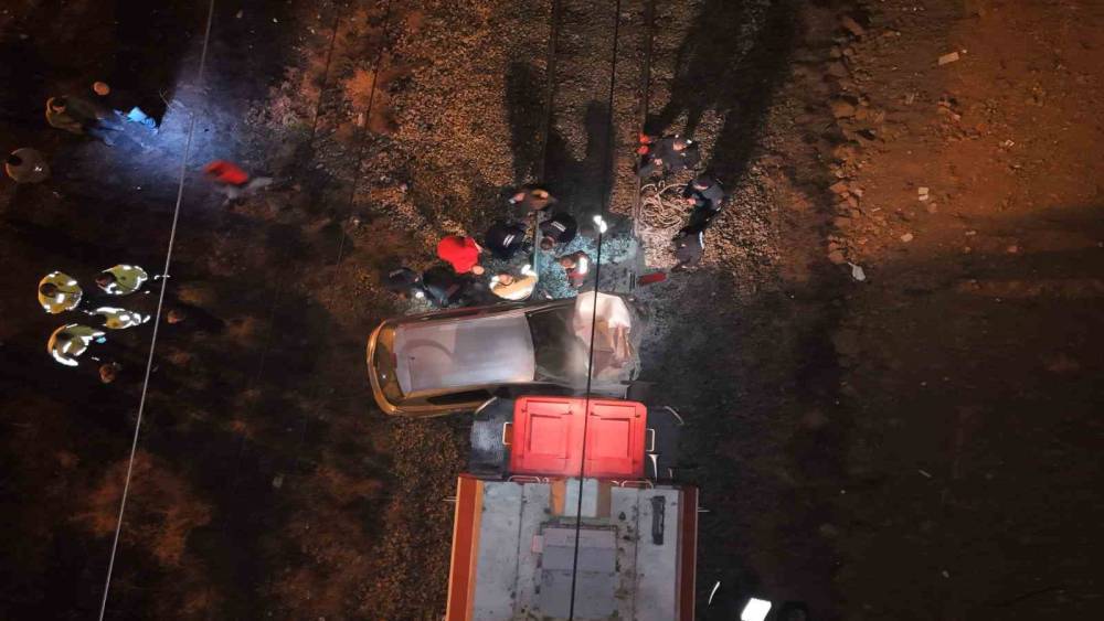 Yük treninin metrelerce sürüklediği otomobil hurdaya döndü: Sürücü canını son anda kurtardı
