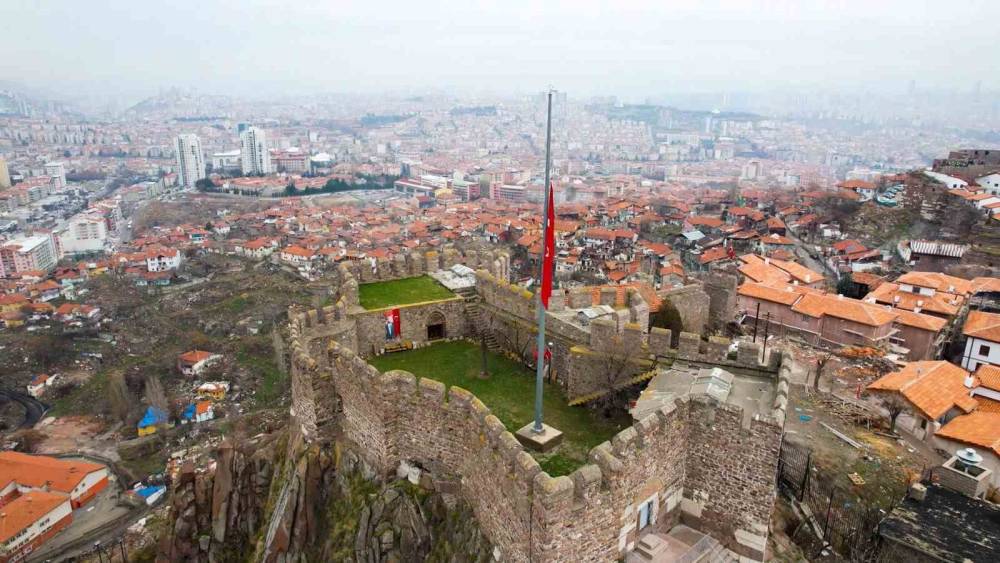 Ankara’da milli yas nedeniyle yarıya indirilen bayraklar havadan görüntülendi
