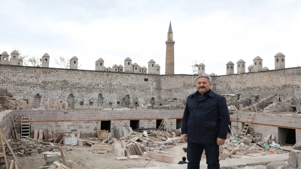 Melikgazi Belediyesi tarihe ışık tutuyor
