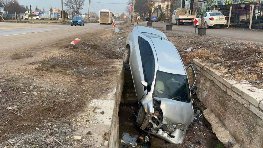 Kayganlaşan yoldan çıkan araç kanala uçtu
