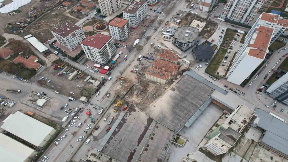 Konya’da çöken binadaki enkaz çalışmaları havadan görüntülendi
