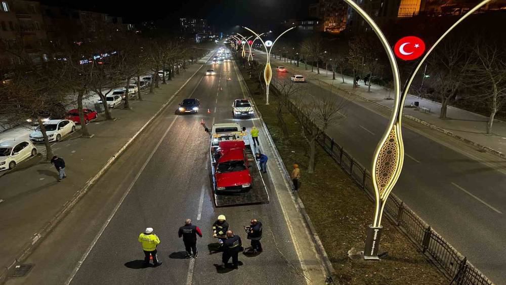 Yozgat’ta kontrolden çıkan otomobil üst geçide çarptı: 4 yaralı
