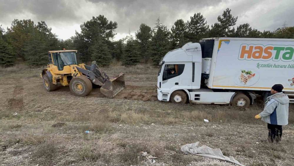 Gece yoldan çıkan ve çamura saplanan tır gündüz dozerle kurtarıldı
