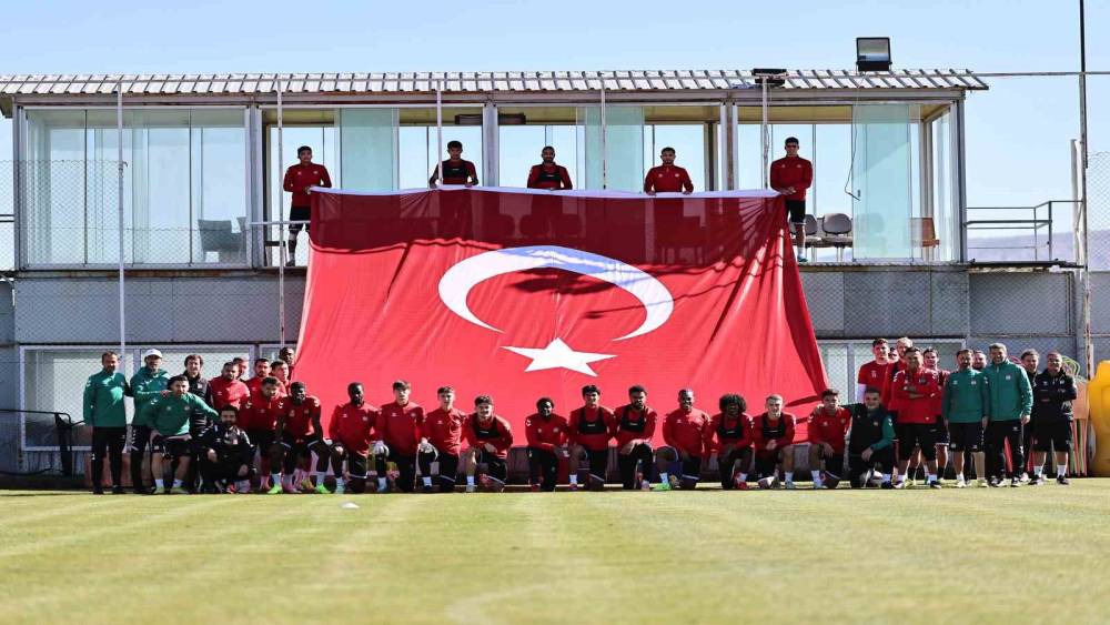 Sivasspor antrenmanda dev Türk bayrağı açtı
