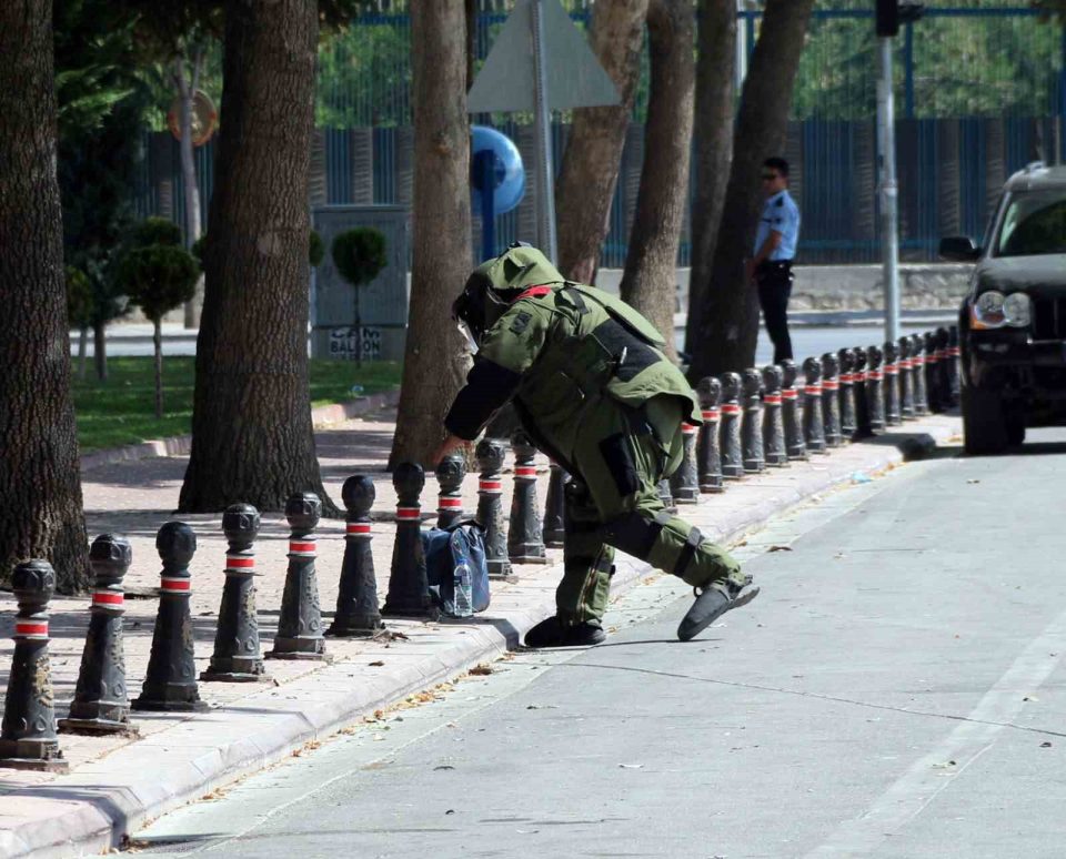 Herkesin uzaklaştığı şüpheli paketlere onlar hayatlarını ortaya koyarak yaklaşıyor