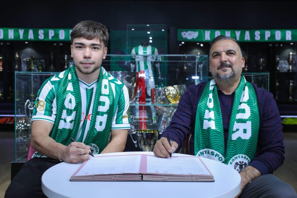 Akademi futbolcularımızla profesyonel sözleşme imzaladık.