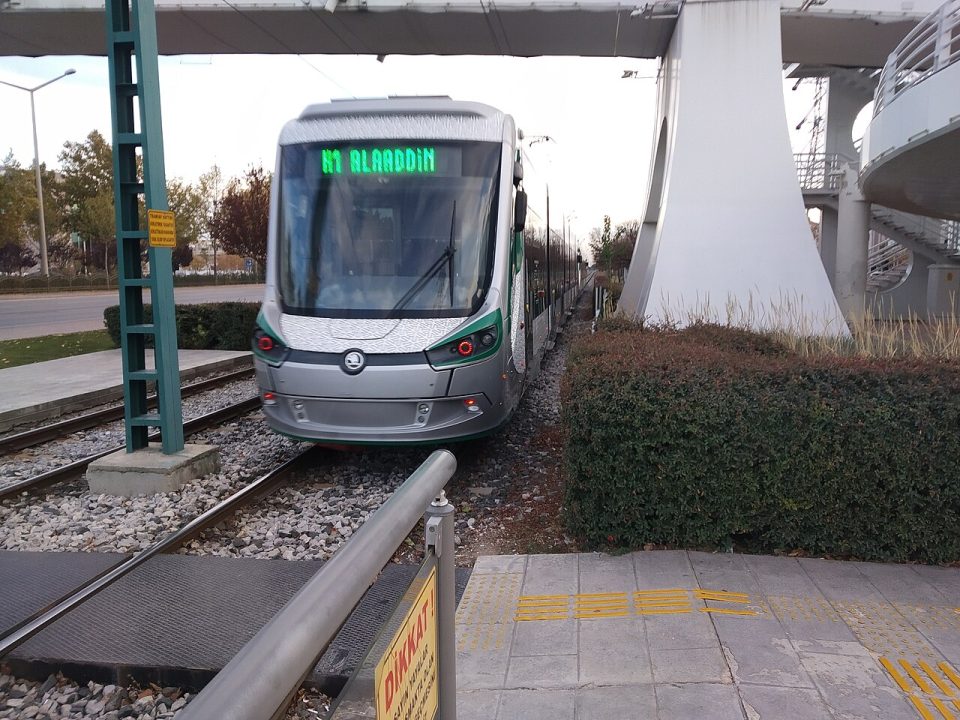 Konya'da Alaaddin yönünde seferde olan tramvay (arşiv görseli)