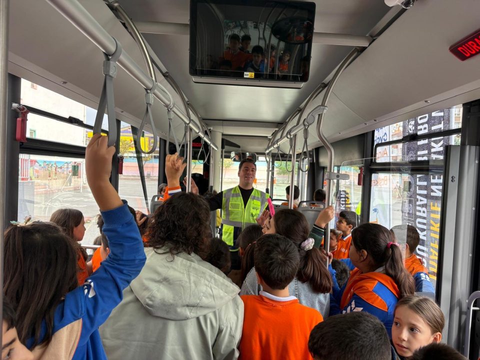 TRAFİKTE NEZAKET VE GÖRGÜ KURALLARI PROJESİ KAPSAMINDA VELESPİT MÜZESİ GEZİSİ, BİSİKLET SÜRÜŞÜ VE NEZAKET OTOBÜSÜ ETKİNLİKLERİ GERÇEKLEŞTİRİLDİ