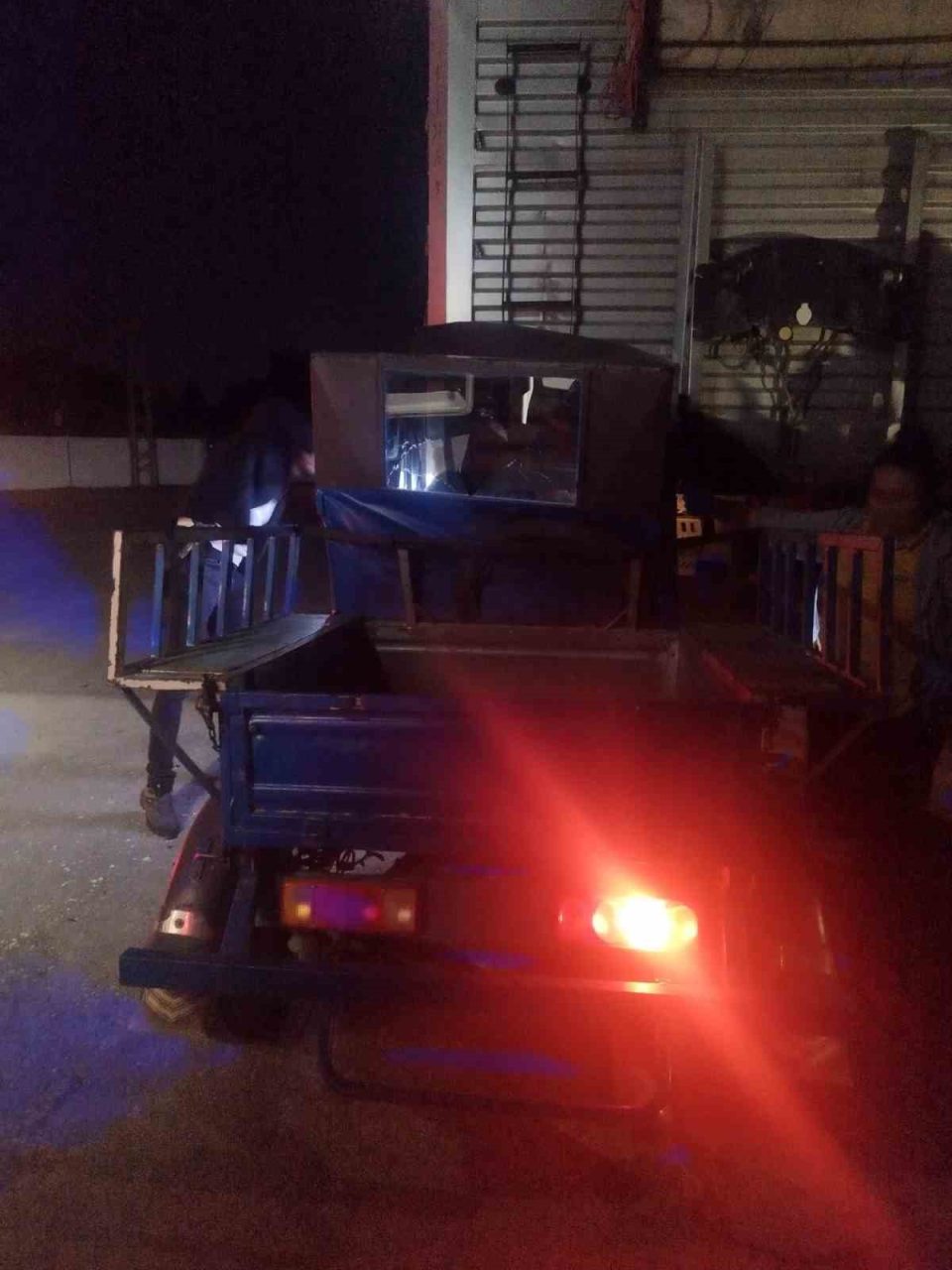 Üç tekerlekli motosiklet park halindeki yarı römorka çarptı: 1 yaralı