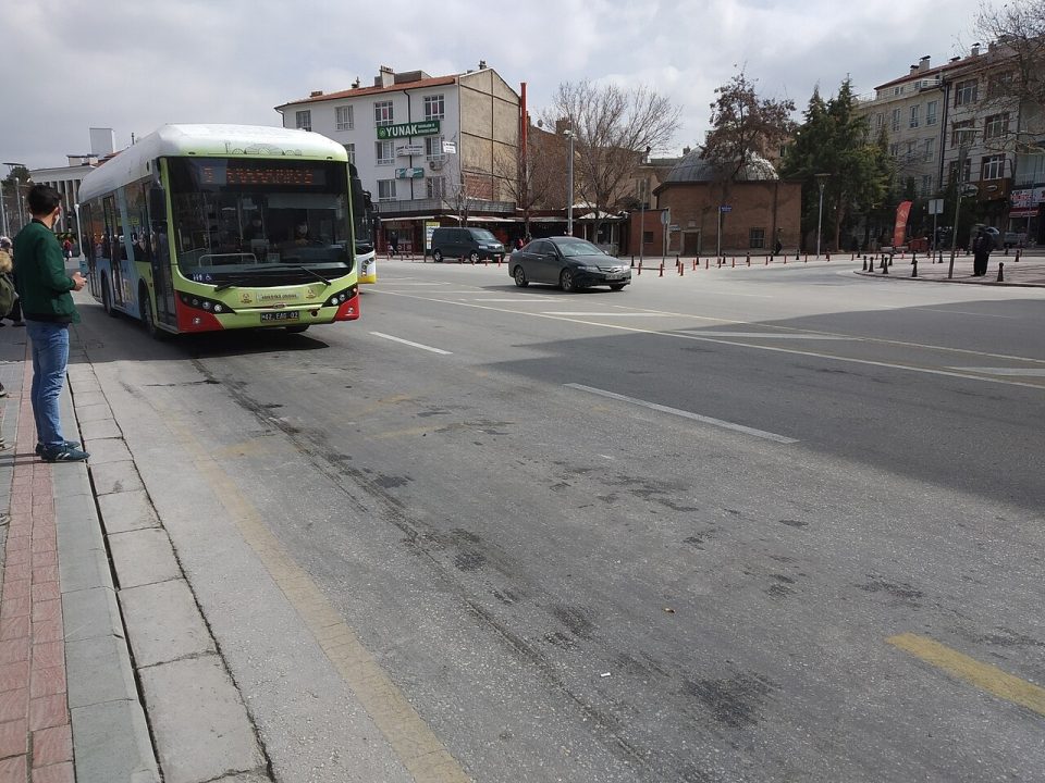 Konya'da şehir içi hatta çalışan elektrikli otobüs (arşiv görseli)