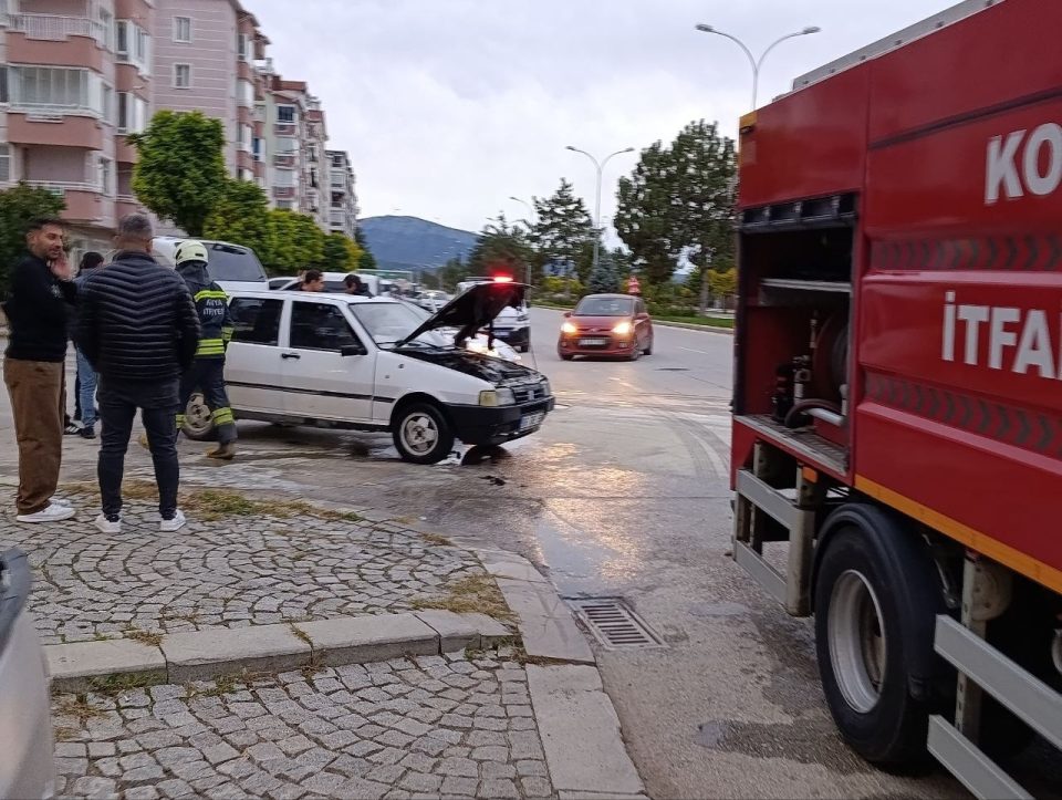 Beyşehir’de seyir halindeki otomobilde yangın paniği