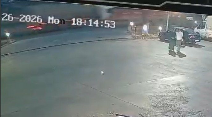 Pancar yüklü traktöre tır çarptı, şeker pancarları yola saçıldı