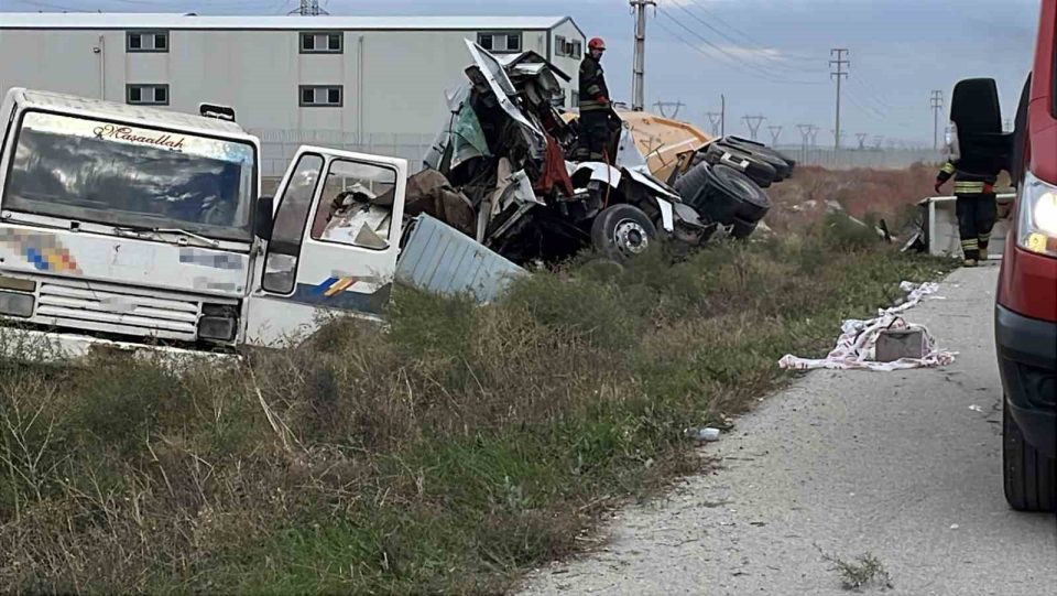 Tır, demir yüklü kamyona çarptı: 1 ölü, 1 yaralı