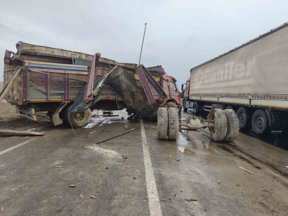 Kayganlaşan yolda kamyon karşı şeride geçti, sürücü yaralandı