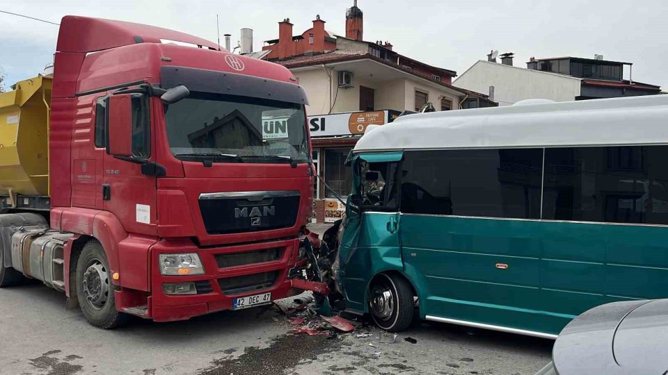 Hafriyat yüklü kamyon ile minibüs çarpıştı: 10 yaralı