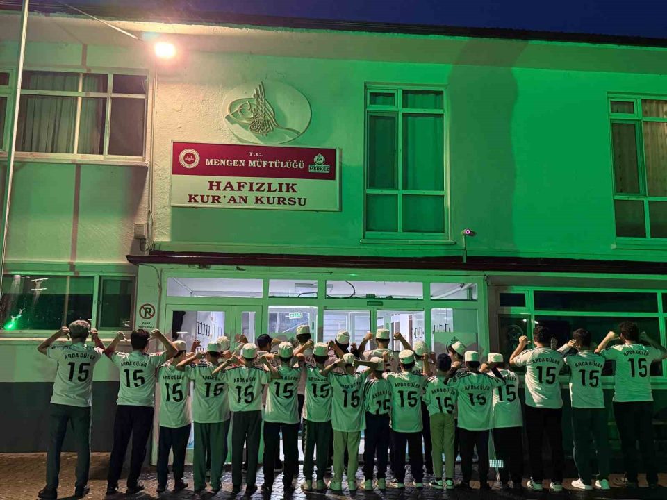 Milli yıldız Arda Güler’den memleketine anlamlı jest: İmzalı formasını hafızlık öğrencilerine hediye etti