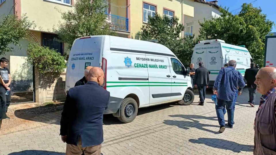 Konya’da kazada hayatını kaybeden aynı aileden 3 kişi son yolculuğuna uğurlandı