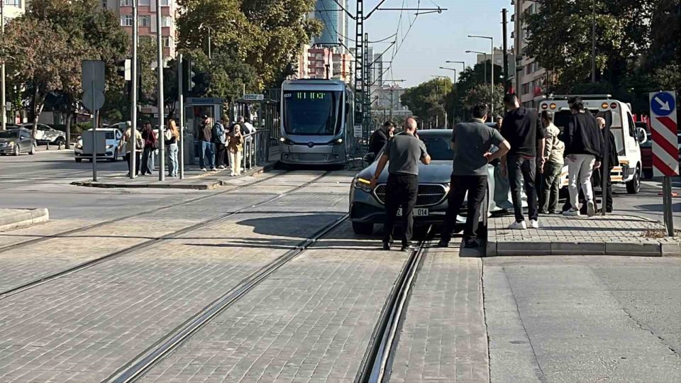 Konya’da tramvay seferini durduran kaza