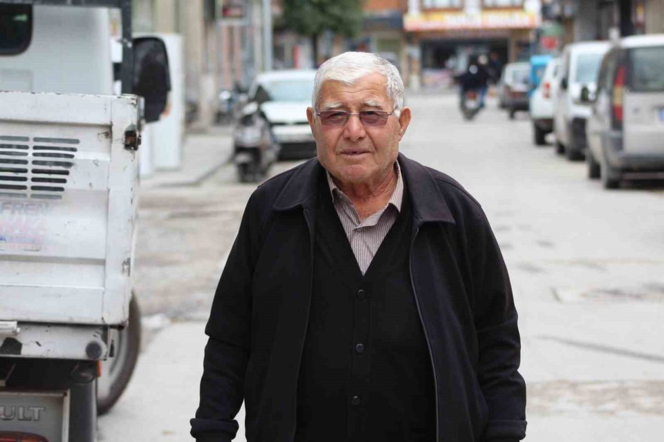 Yaşlı adamın birikimini dolandırıcılardan sarrafın dikkati kurtardı