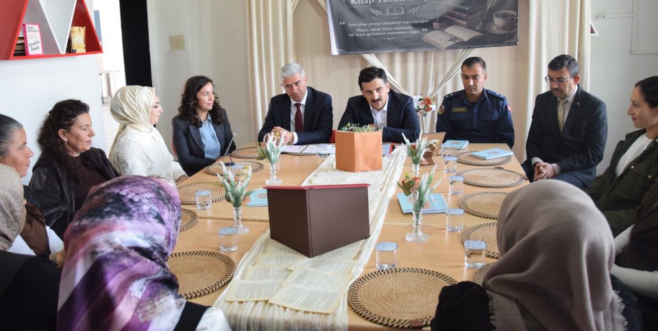 Kaymakamımız Şenol Öztürk, Kitap Okuyan Kadın Velilerle Bir Araya Geldi