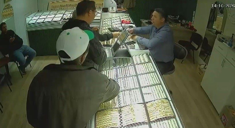 Yaşlı adamın birikimini dolandırıcılardan sarrafın dikkati kurtardı