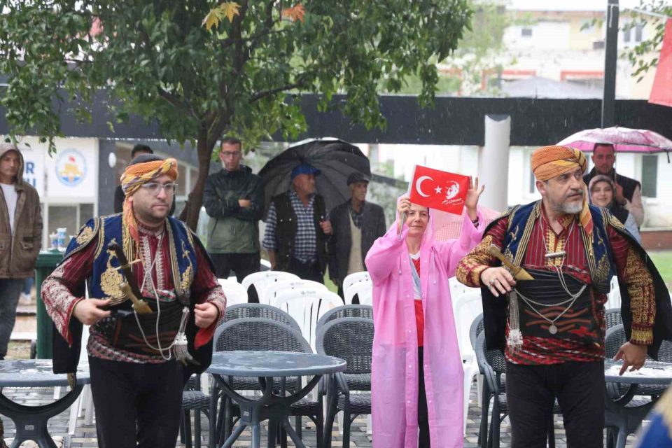 Kozan’da 10. İsmet Atlı Karakucak Güreşleri yağmura rağmen kortej yürüyüşüyle başladı