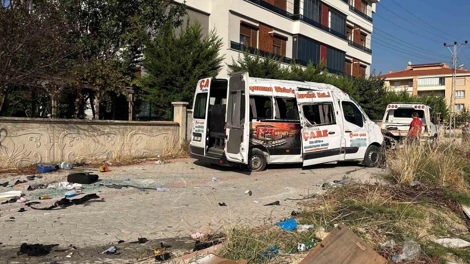 Konya’da servis minibüsü ile otomobil çarpıştı: 9 yaralı