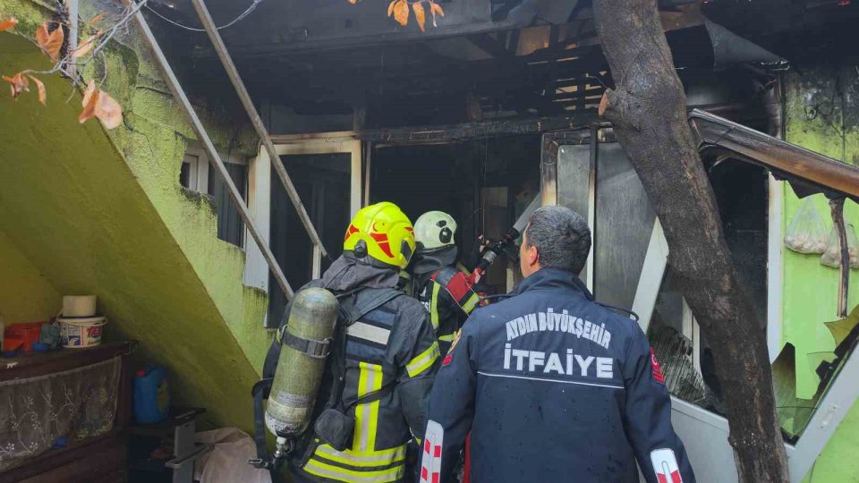 Elektrikli battaniye evi küle çevirdi, yaşlı adam son anda kurtuldu