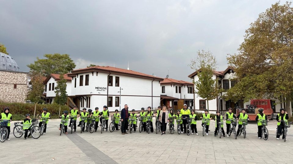 TRAFİKTE NEZAKET VE GÖRGÜ KURALLARI PROJESİ KAPSAMINDA VELESPİT MÜZESİ GEZİSİ, BİSİKLET SÜRÜŞÜ VE NEZAKET OTOBÜSÜ ETKİNLİKLERİ GERÇEKLEŞTİRİLDİ