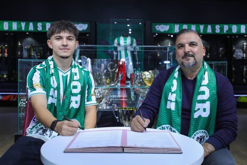 Akademi futbolcularımızla profesyonel sözleşme imzaladık.