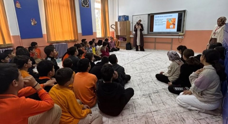 Beyşehir’de sağlıklı gülüşler için okul okul tarama