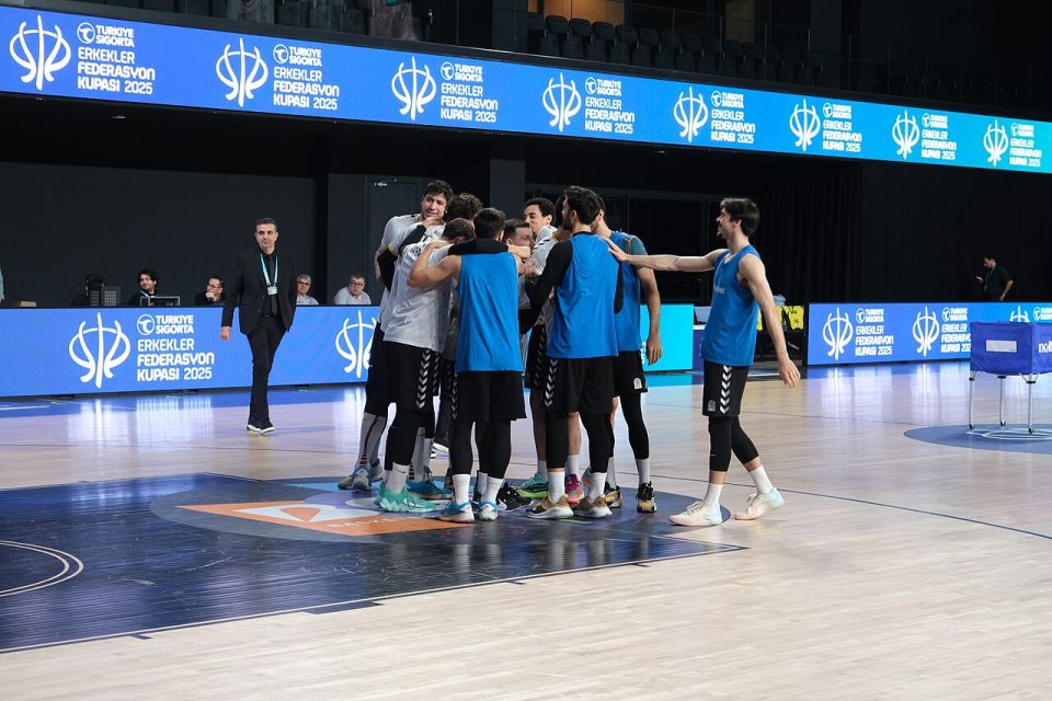 Konya Büyükşehir Belediyespor oyuncuları bir antrenmanda (arşiv görseli)