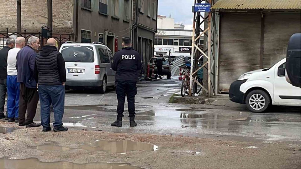 İnşaat yanında zemin çöktü doğalgaz ve su borusu patladı