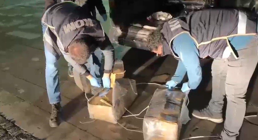 Özenle paketlenmiş kutulardan cephanelik çıktı