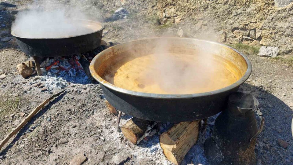Sahilden yaylaya uzanan doğal yaşam ve Toroslar’da harnup pekmezi mesaisi