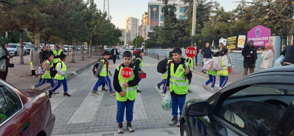 TRAFİKTE NEZAKET VE GÖRGÜ KURALLARI ETKİNLİKLERİ DEVAM EDİYOR