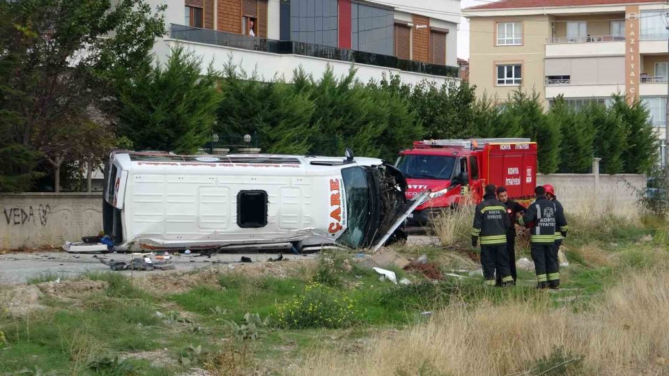Konya’da servis minibüsü ile otomobil çarpıştı: 9 yaralı