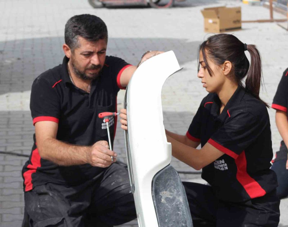 Babasını izleyerek büyüyen kız, kaportacılığı meslek edindi