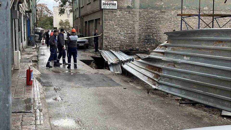 İnşaat yanında zemin çöktü doğalgaz ve su borusu patladı