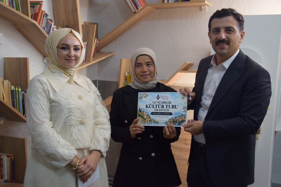 Kaymakamımız Şenol Öztürk, Kitap Okuyan Kadın Velilerle Bir Araya Geldi