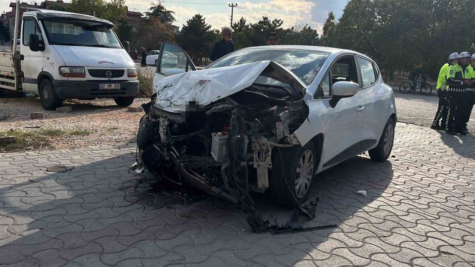 Konya’da servis minibüsü ile otomobil çarpıştı: 9 yaralı